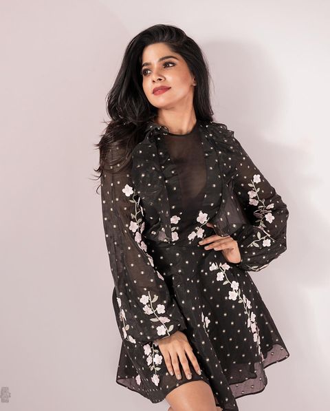 Divyabharathi hot photos in front netted dress posted with video