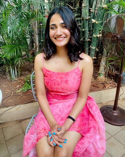 Losliya hot photos in short pink dress photoshoot social media trending