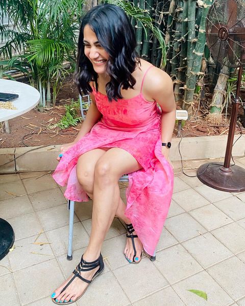 Losliya hot photos in short pink dress photoshoot social media trending