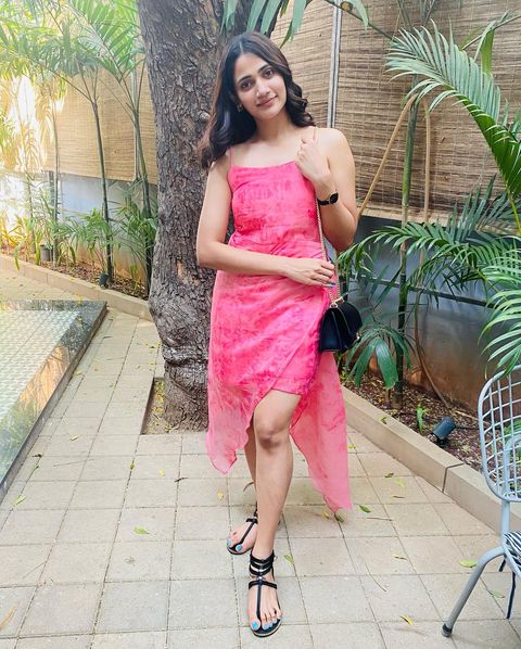 Losliya hot photos in short pink dress photoshoot social media trending