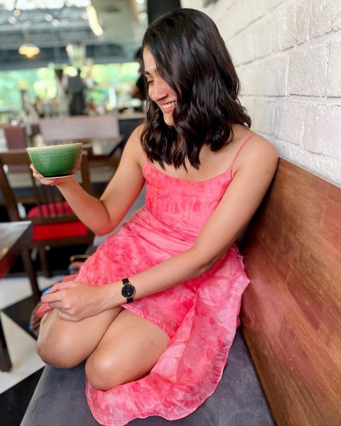 Losliya hot photos in short pink dress photoshoot social media trending