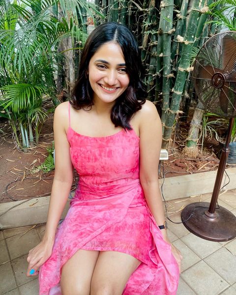 Losliya hot photos in short pink dress photoshoot social media trending