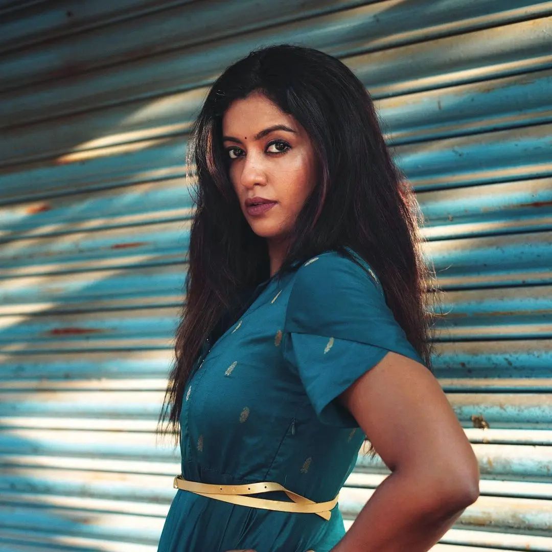 Roshini haripriyan hot and modern look in blue gown