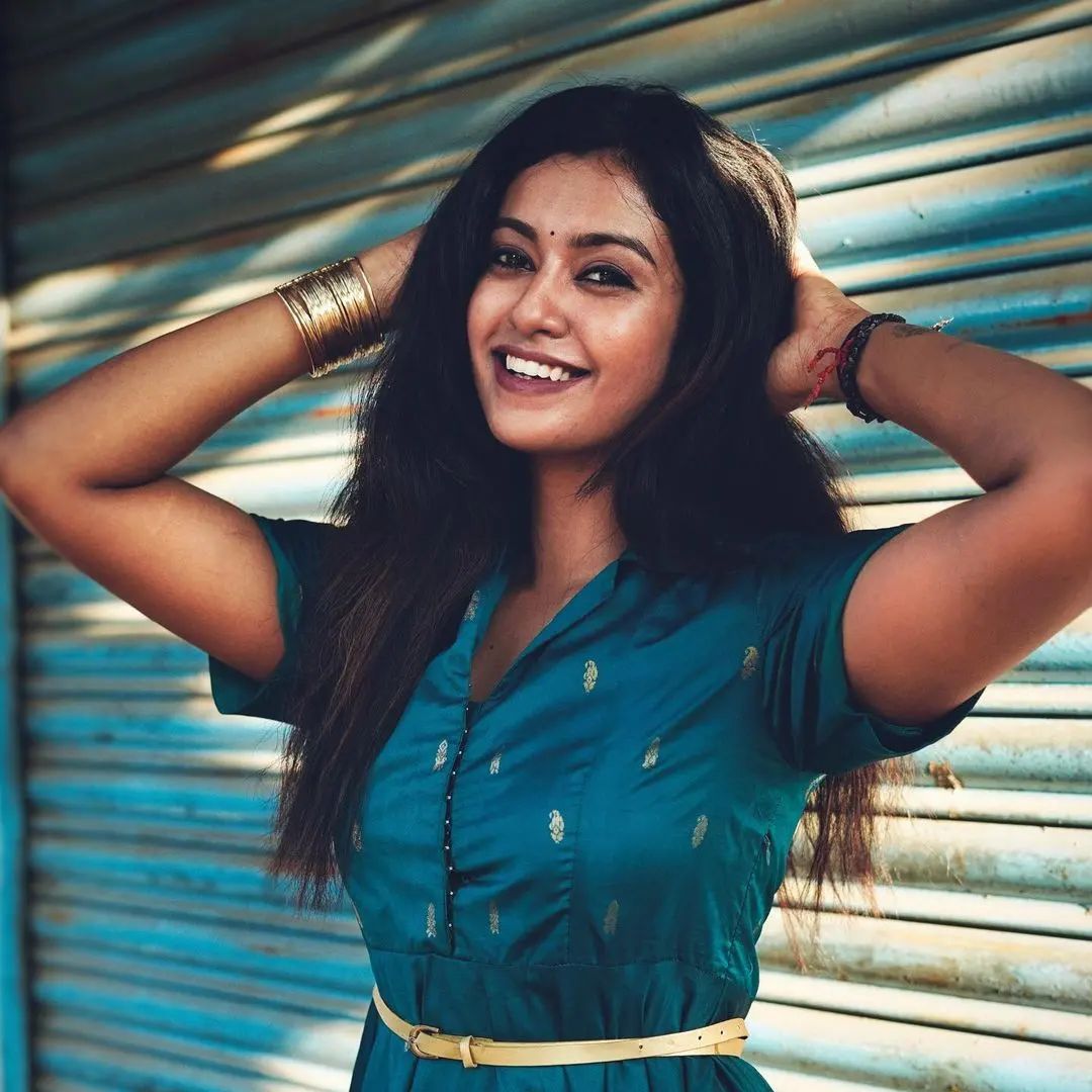 Roshini haripriyan hot and modern look in blue gown