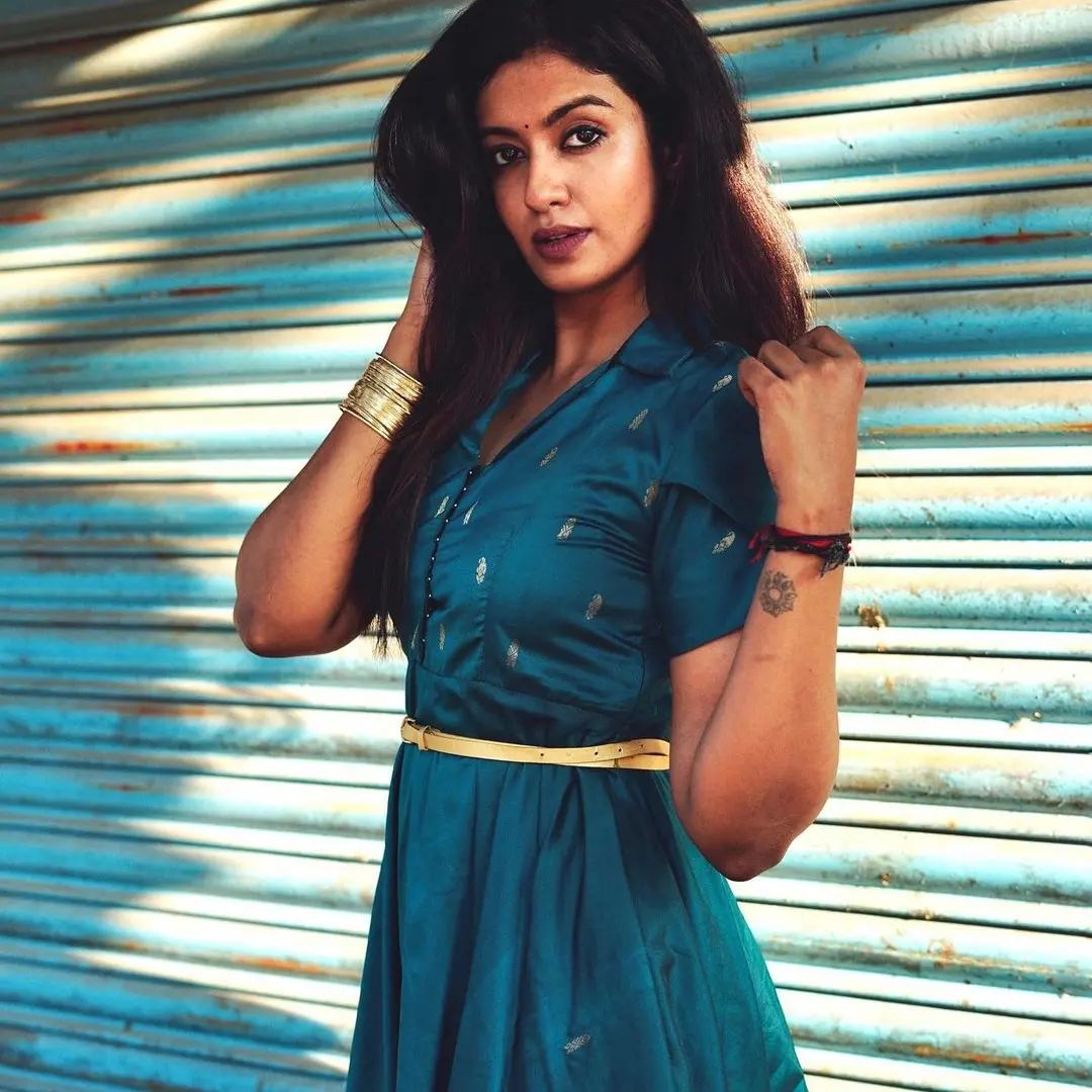 Roshini haripriyan hot and modern look in blue gown