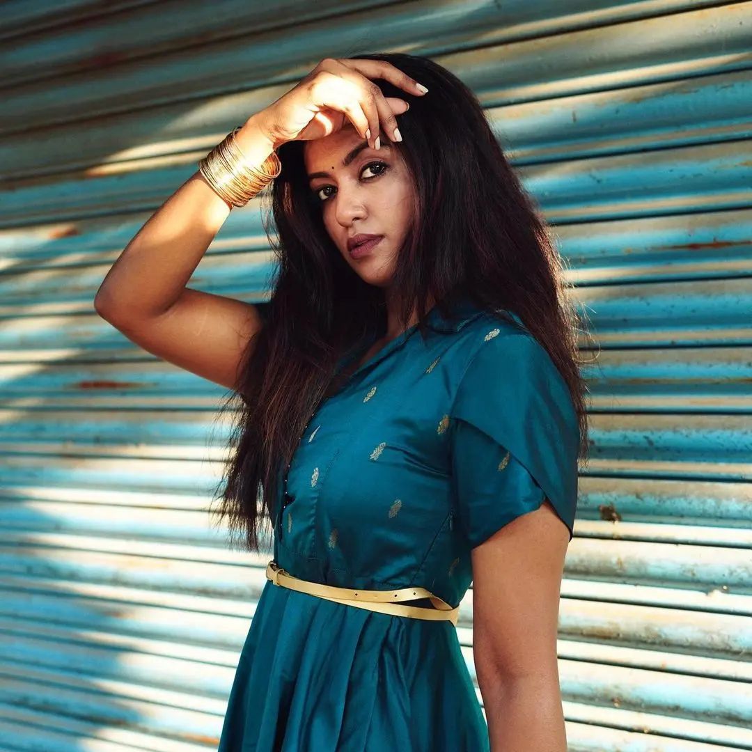 Roshini haripriyan hot and modern look in blue gown