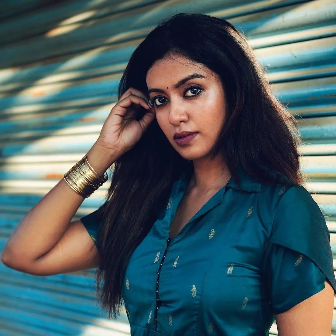 Roshini haripriyan hot and modern look in blue gown