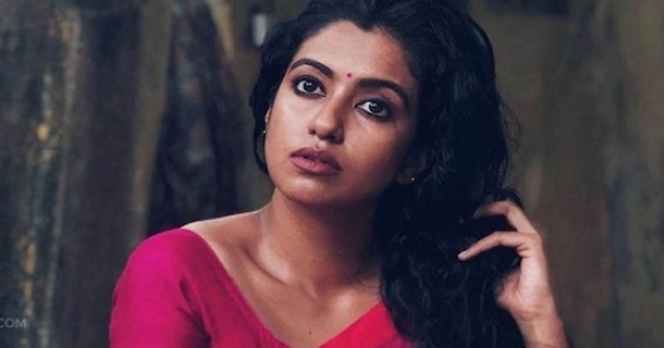 Roshini haripriyan hot and modern look in blue gown