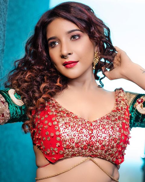 Sakshi agarwal hot photoshoot for famour oo solriya song number
