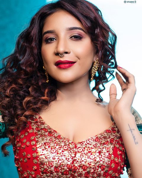 Sakshi agarwal hot photoshoot for famour oo solriya song number