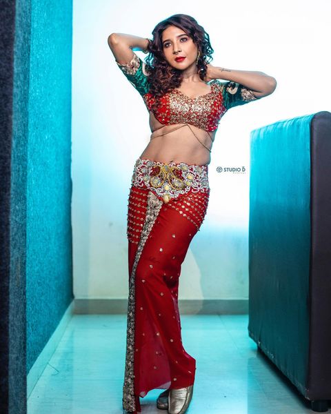 Sakshi agarwal hot photoshoot for famour oo solriya song number