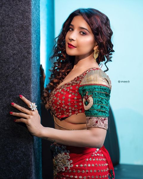 Sakshi agarwal hot photoshoot for famour oo solriya song number