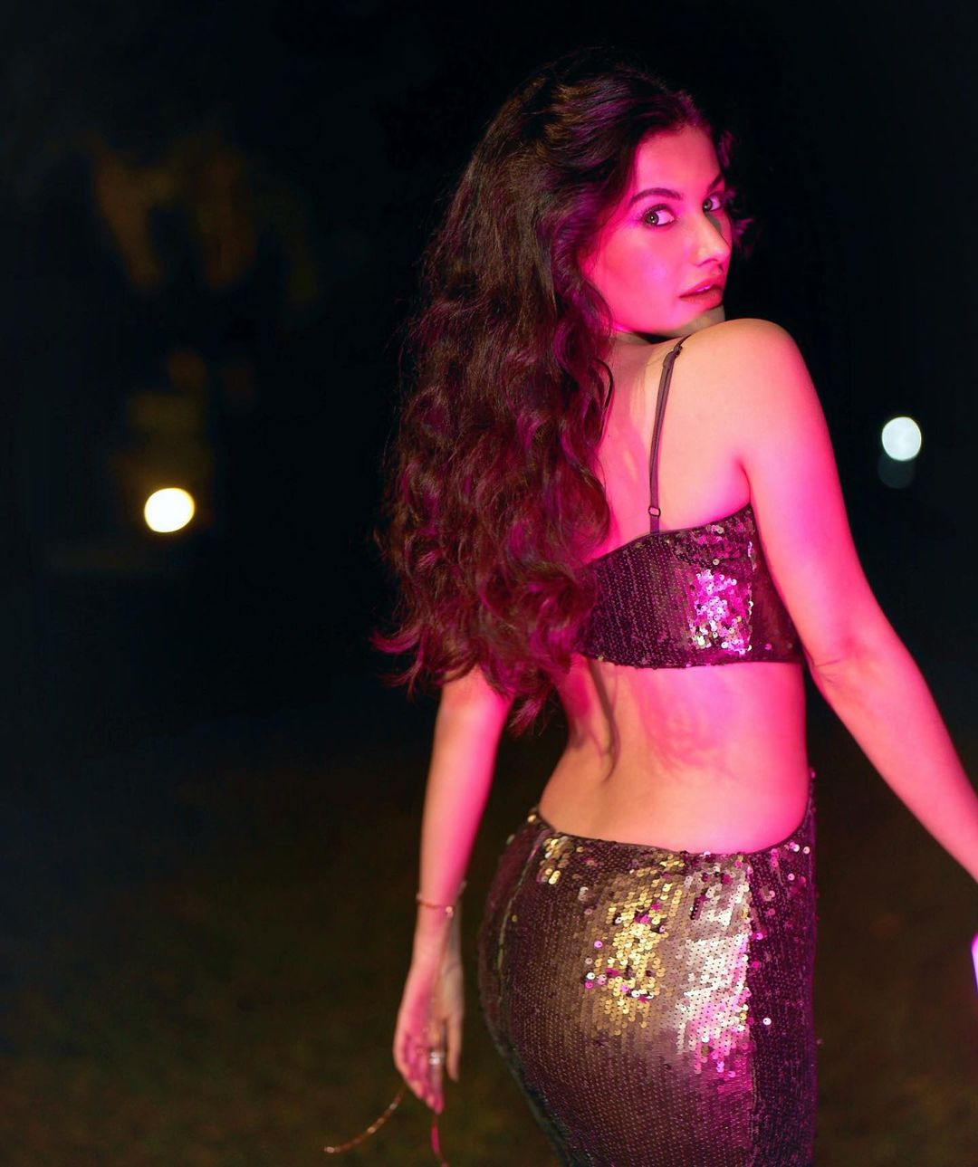 Amyra dastur hot photoshoot in long skirt and crop top video getting viral