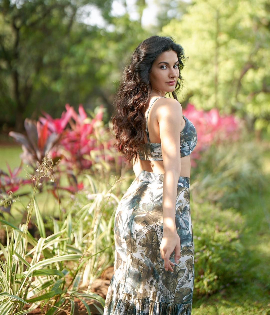 Amyra dastur hot photoshoot in long skirt and crop top video getting viral
