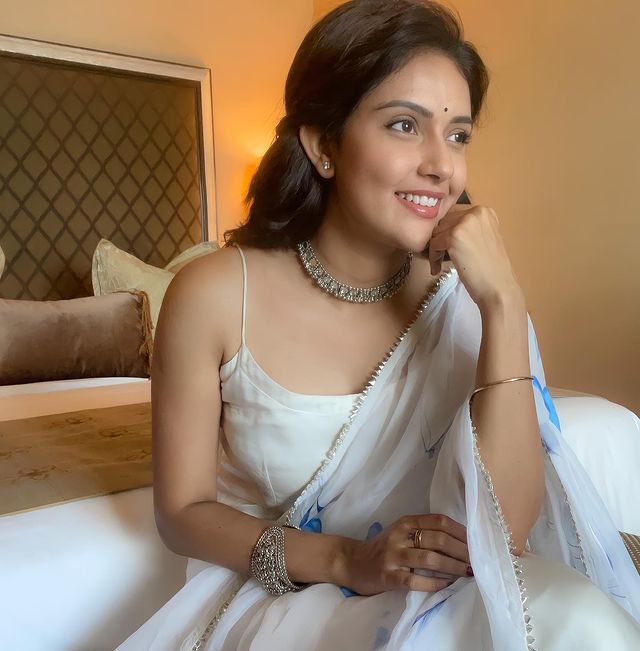 Mahima nambiar hot photos seated on bed cute photoshoot