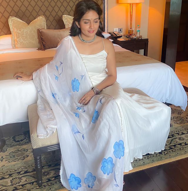 Mahima nambiar hot photos seated on bed cute photoshoot