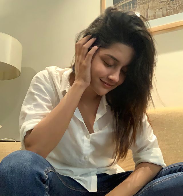 Mahima nambiar hot photos seated on bed cute photoshoot