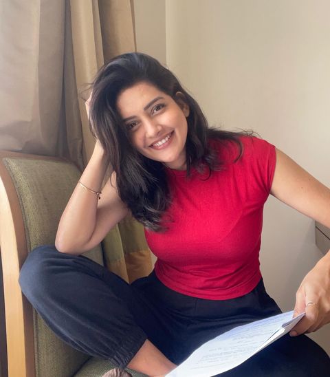 Mahima nambiar hot photos seated on bed cute photoshoot