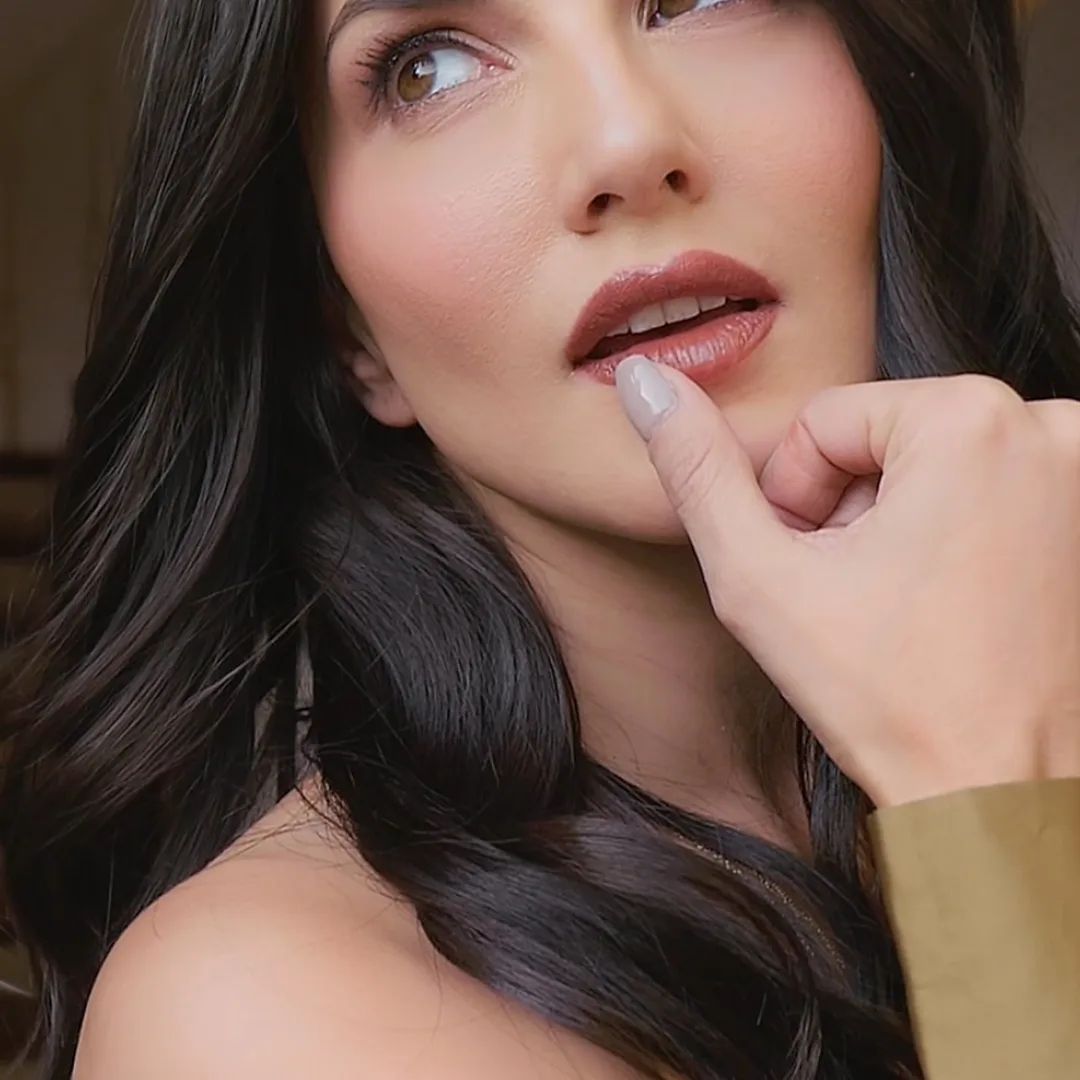 Sunny leone hot photo in casual look impress fans