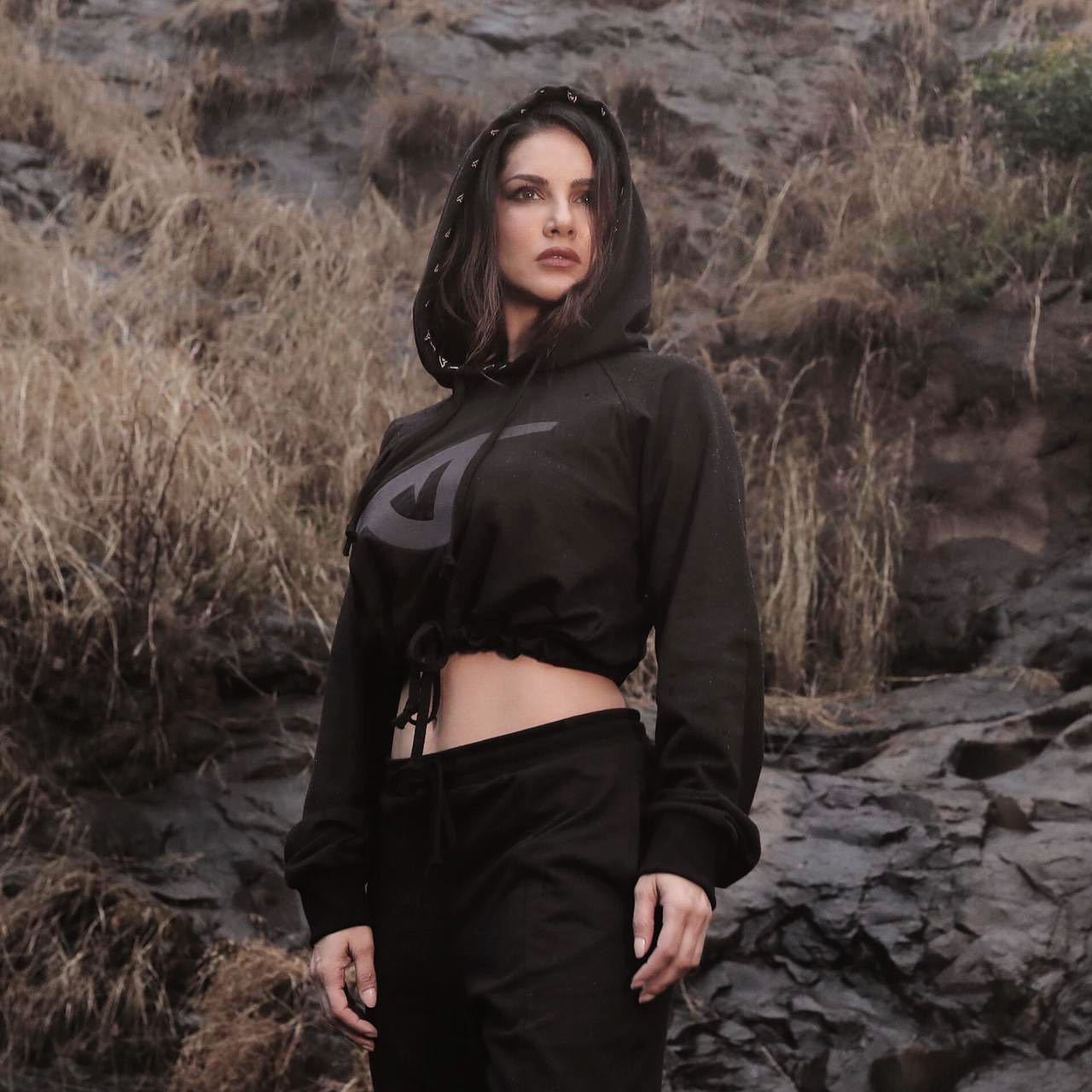 Sunny leone hot photo in casual look impress fans