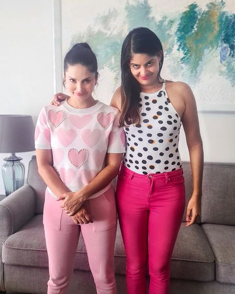 Sunny leone hot photo in casual look impress fans