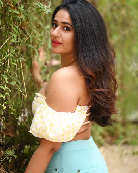 Poonam bajwa hot show unbuttoned shirt photoshoot getting viral