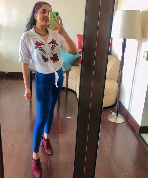 Srushti dange hot reels video in glamour low neck dress