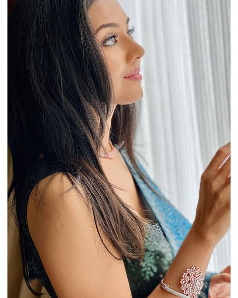 Vidya pradeep hot photos in low neck saree photoshoot getting viral