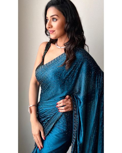 Vidya pradeep hot photos in low neck saree photoshoot getting viral