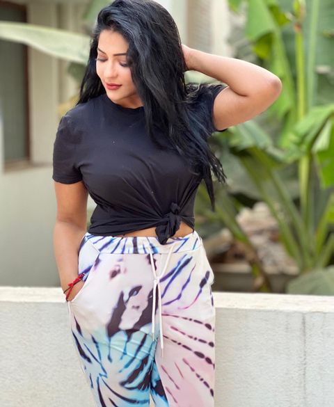 Reshma pasupuleti hot photos in saree side pose tempting fans