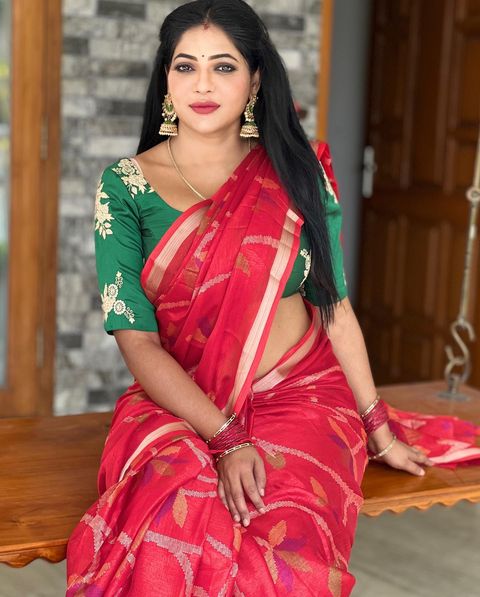 Reshma pasupuleti hot photos in saree side pose tempting fans