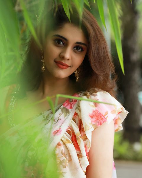 Surbhi hot photos in tight fit dress posted on social media