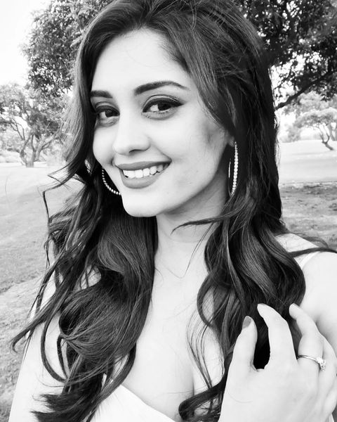 Surbhi hot photos in tight fit dress posted on social media