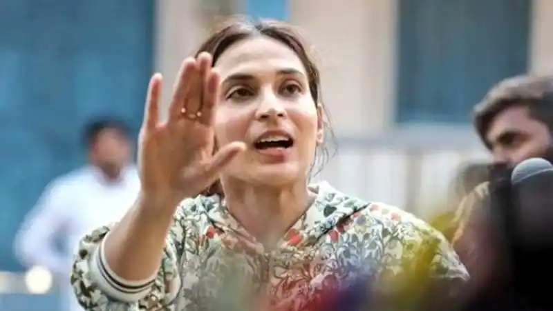 Aiswarya rajinikanth to direct sourav ganguly biopic