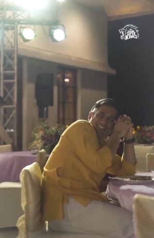 Csk cricketers dance steps for kaathuvaakula rendu kadhal two two two song viral video