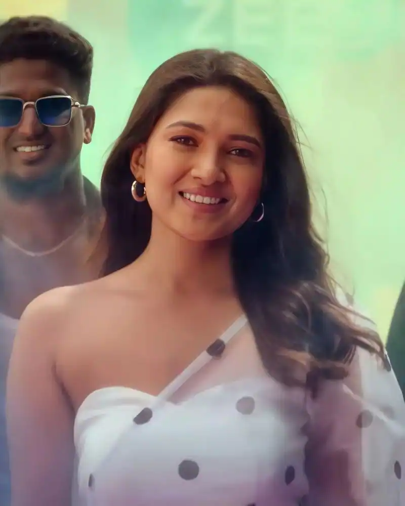 Vani bhojan hot strapless photos on an ad shoot getting viral