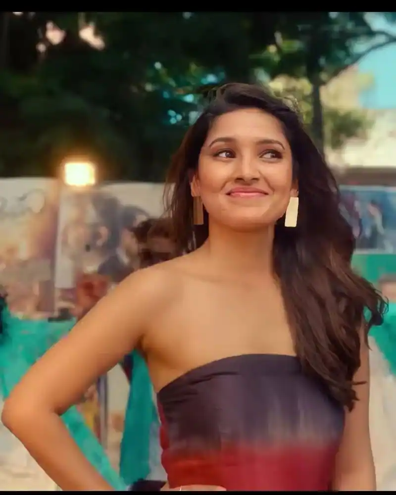 Vani bhojan hot strapless photos on an ad shoot getting viral