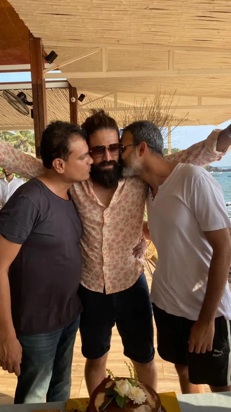 Ajith famous dialogue written on kgf 2 success party cake indicates kgf chapter 3