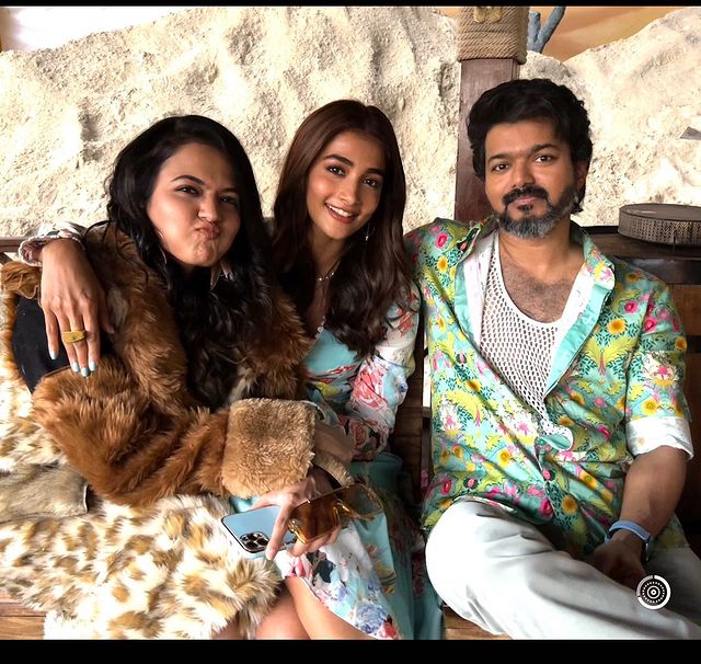 Cook with comali fame sivangi photo with vijay in beast shooting spot stills getting viral