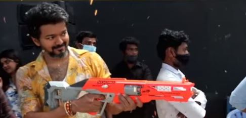 Cook with comali fame sivangi photo with vijay in beast shooting spot stills getting viral