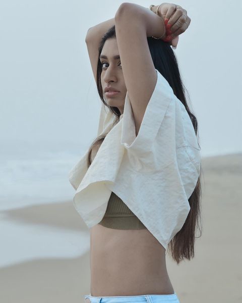 Bigboss 5 fame madhumitha hot photos and video sensation on social media