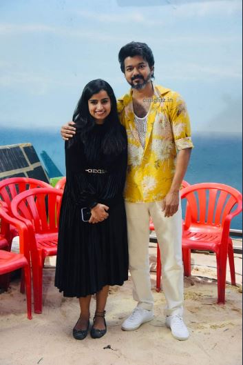 Cook with comali fame sivangi photo with vijay in beast shooting spot stills getting viral