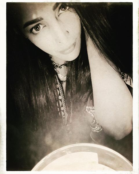 Shruthi haasan's boyfriend practicisin font on her stomach photos getting viral