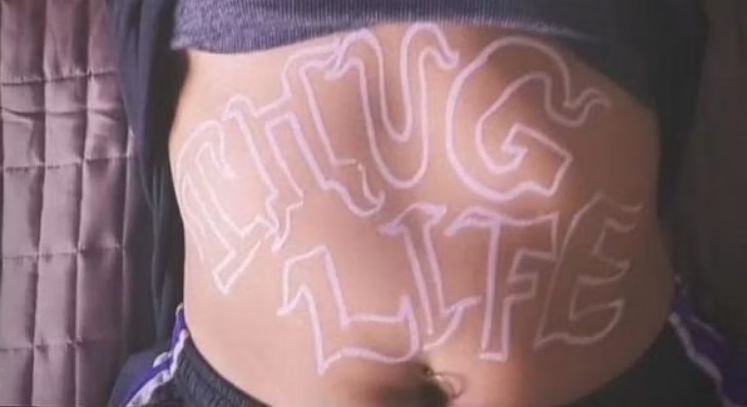 Shruthi haasan's boyfriend practicisin font on her stomach photos getting viral