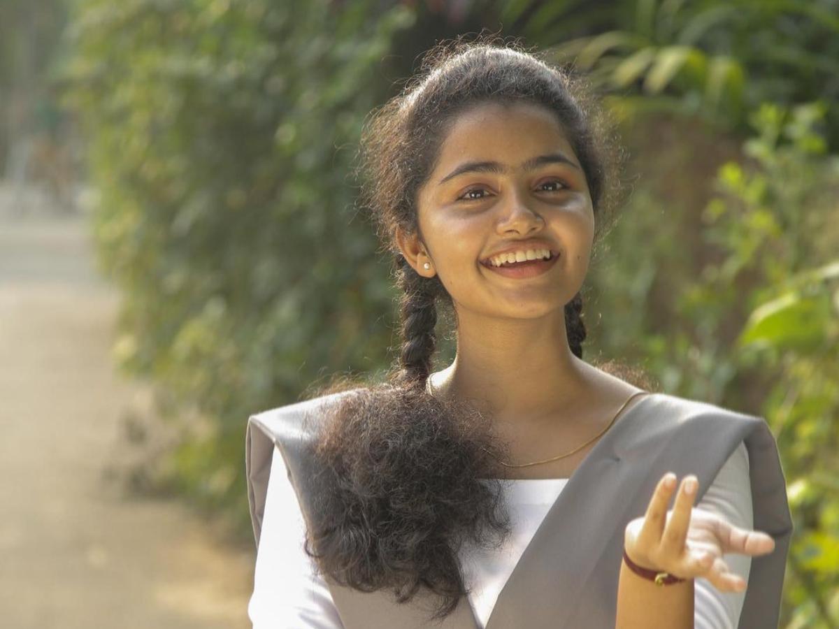 Anupama parameswaran car punture by her fans for not allowing selfie