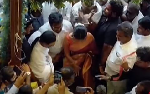 Anupama parameswaran car punture by her fans for not allowing selfie