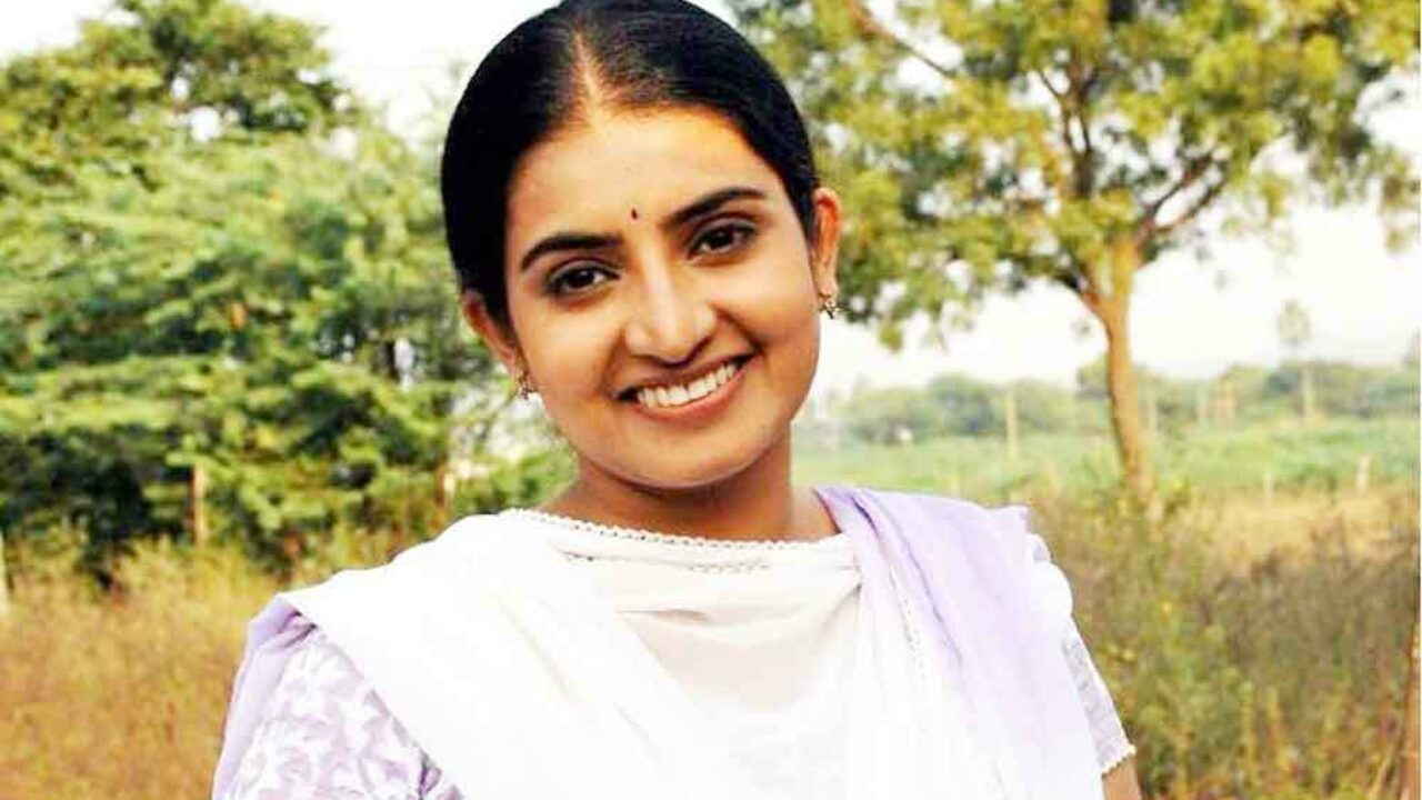 Pandian stores sujitha dhanush getting prestigious award from governor