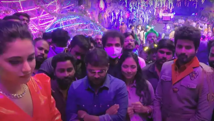 Sathish makes fun on private party song video resembling naai sekar song