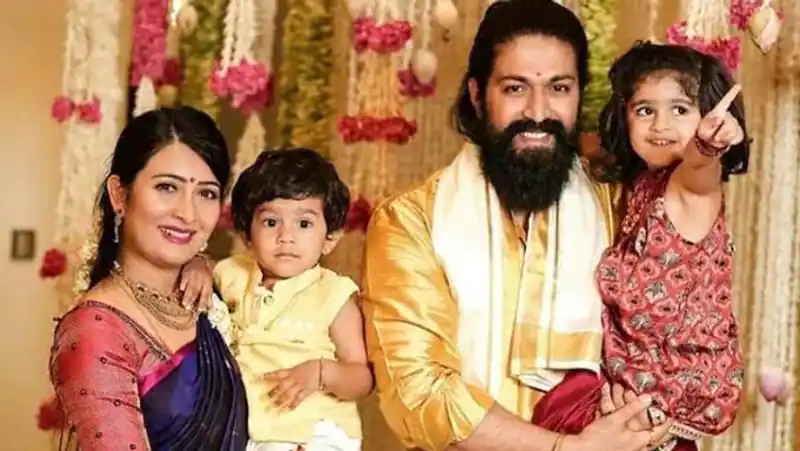 Yash daughter sings as salaam rocky bhai