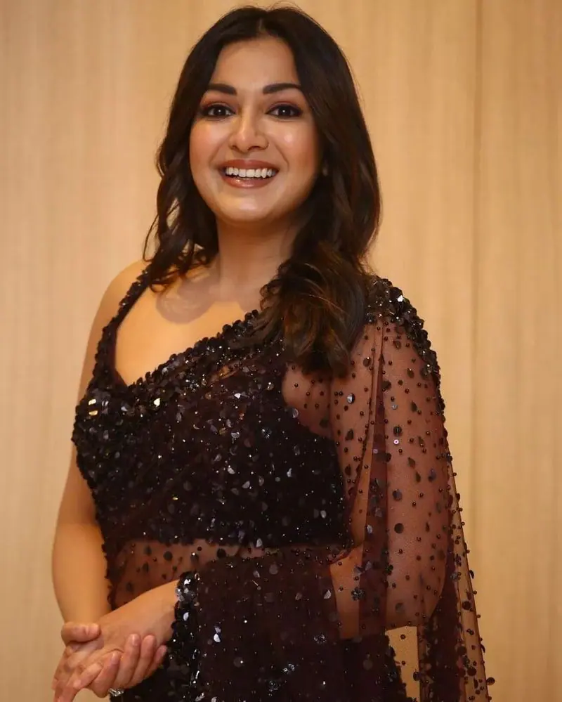 Catherine tresa hot photos in black saree looking chubby